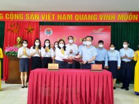 Lãnh đạo Hội Nông dân tỉnh, Bưu điện tỉnh ký kết Chương trình phối hợp hỗ trợ nông dân chuyển đổi số trong sản xuất và tiêu thụ nông sản, hàng hóa, giai đoạn 2022 - 2025.