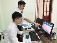 Công chức Kho bạc Nhà nước Cao Bằng trao đổi, hướng dẫn từ xa cho các đơn vị giao dịch sử dụng dịch vụ công trực tuyến.