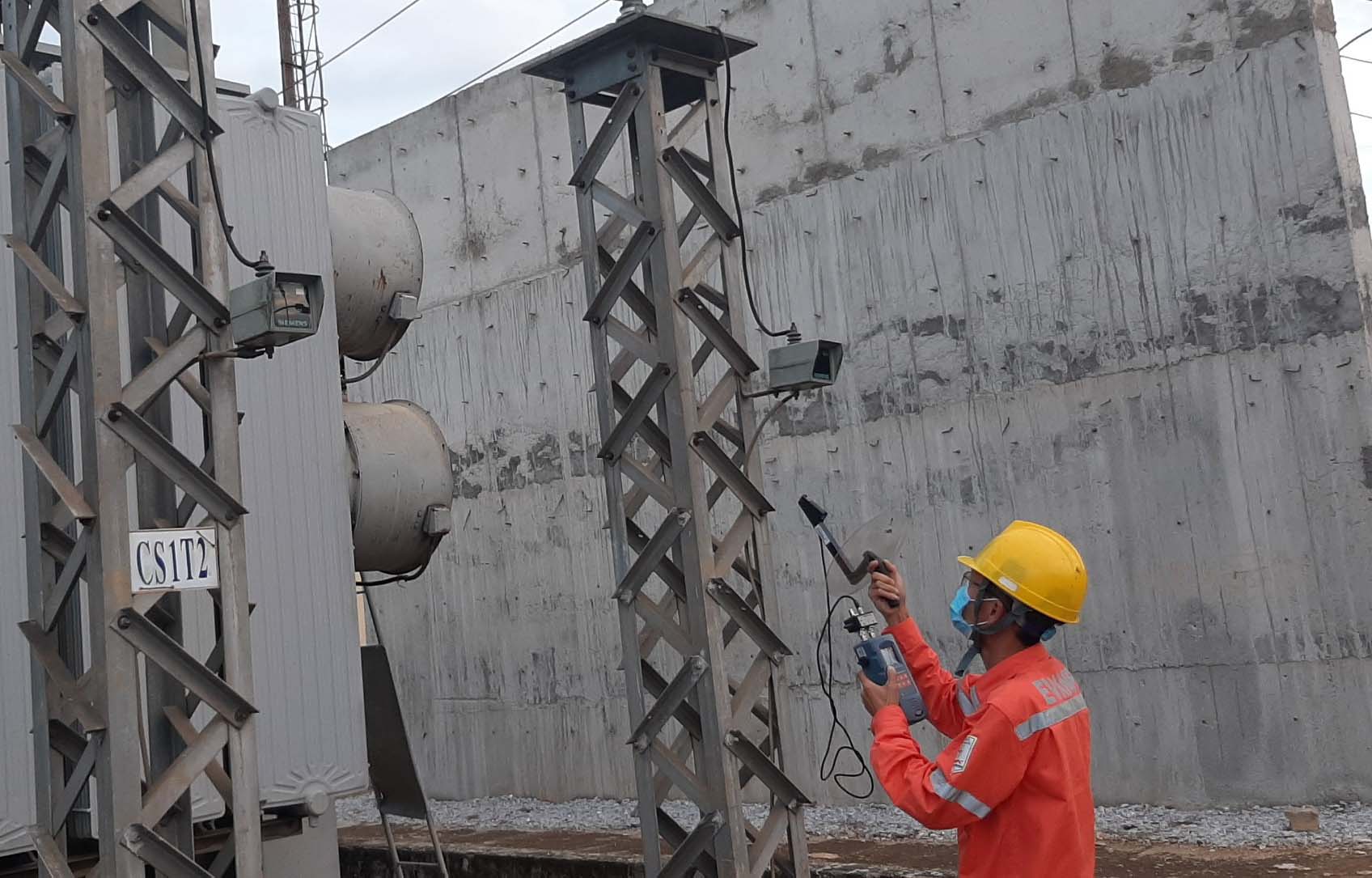 Công nhân thực hiện đo phóng điện cục bộ (PD) máy biến áp 110kV tại Trạm biến áp 110kV Cao Bằng.