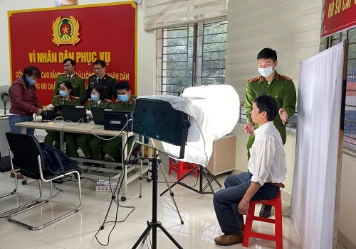 Lãnh đạo Công an tỉnh kiểm tra, giám sát việc nhập hồ sơ cấp thẻ căn cước công dân tại Trung tâm Phục vụ hành chính công tỉnh.