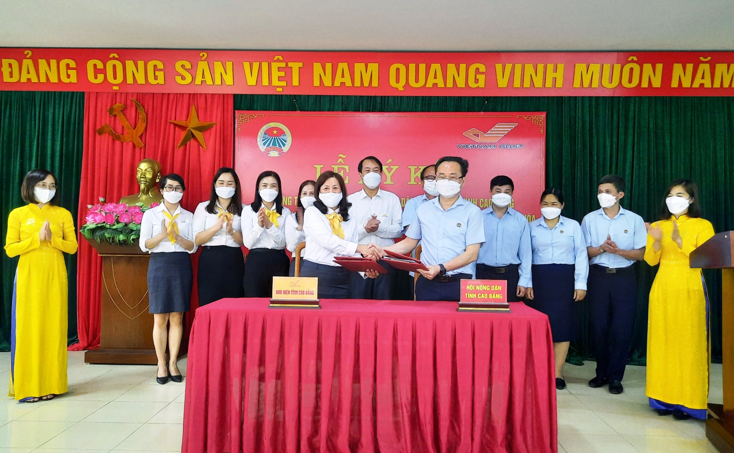 Lãnh đạo Hội Nông dân tỉnh, Bưu điện tỉnh ký kết Chương trình phối hợp hỗ trợ nông dân chuyển đổi số trong sản xuất và tiêu thụ nông sản, hàng hóa, giai đoạn 2022 - 2025.