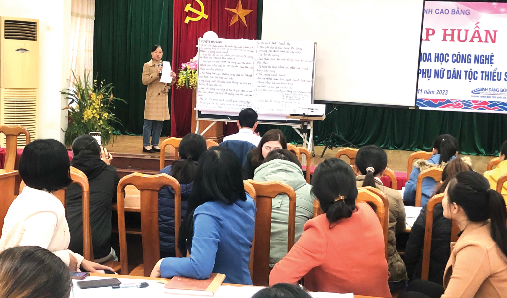 Cán bộ phụ nữ cơ sở, Hội Liên hiệp Phụ nữ huyện Hà Quảng thuyết trình dự thảo Tổ hợp tác do phụ nữ làm chủ bán hàng online trên mạng xã hội.